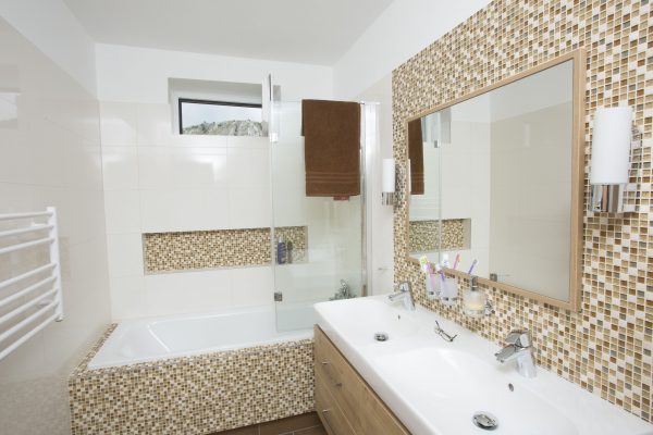 kúpelňa, zlatá mozaika, dvojumývadlo
