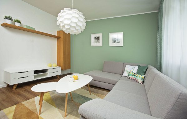 obývačka, škandinávsky štýl, dubová dyha, šedá sedačka, nábytok na mieru