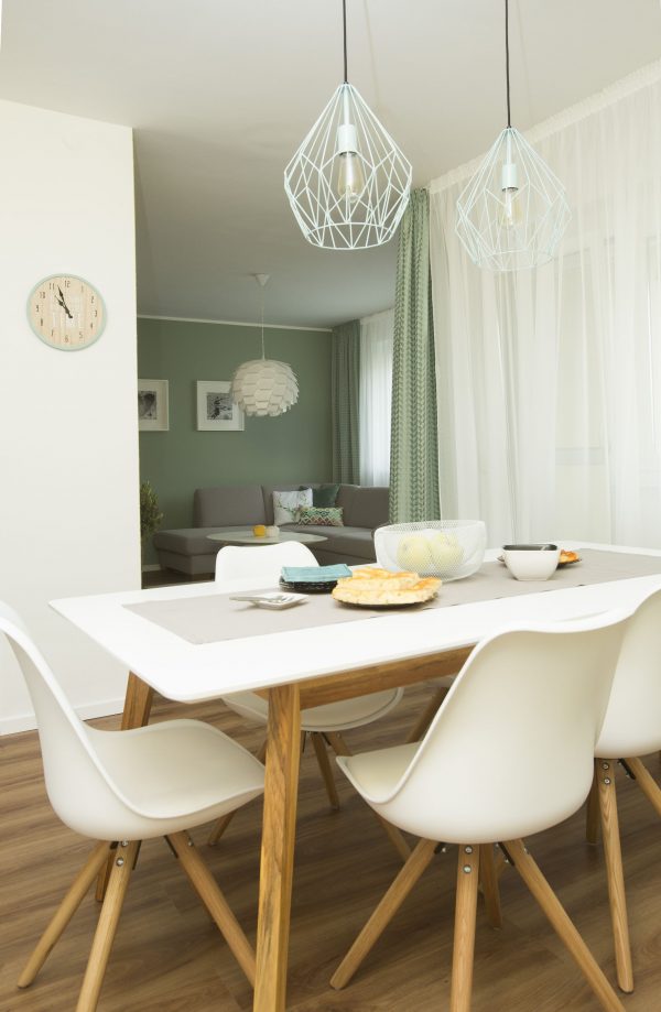 jedáleň, biele stoličky, biely stôl